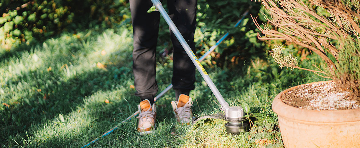 Recenze: Aku křovinořez AlzaTools – praktický test výkonu a výdrže