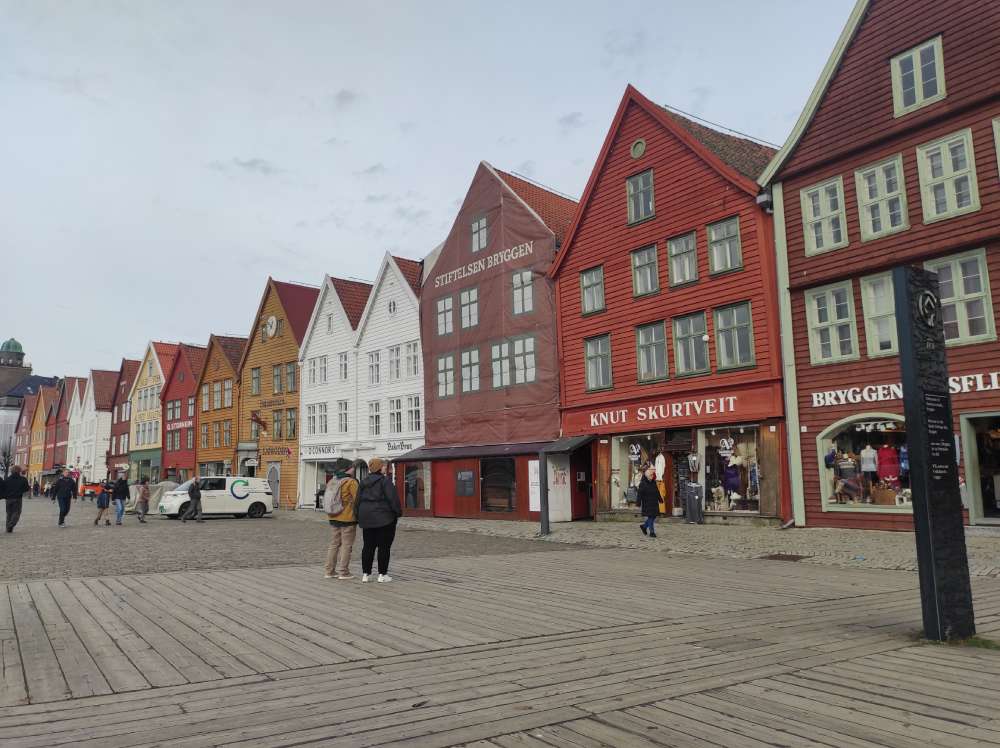 Bergen - mesto siedmich hôr, brána do fjordov i mesto večného dažďa