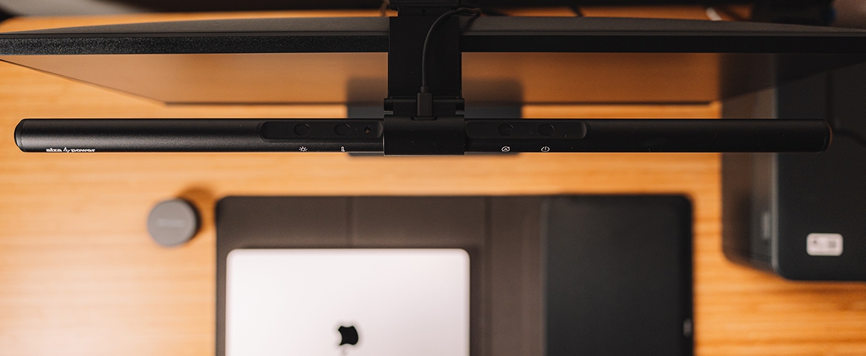 Recenze AlzaPower screenbar: test světla na monitor bez odlesků