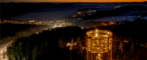 Noční stezka v korunách stromů